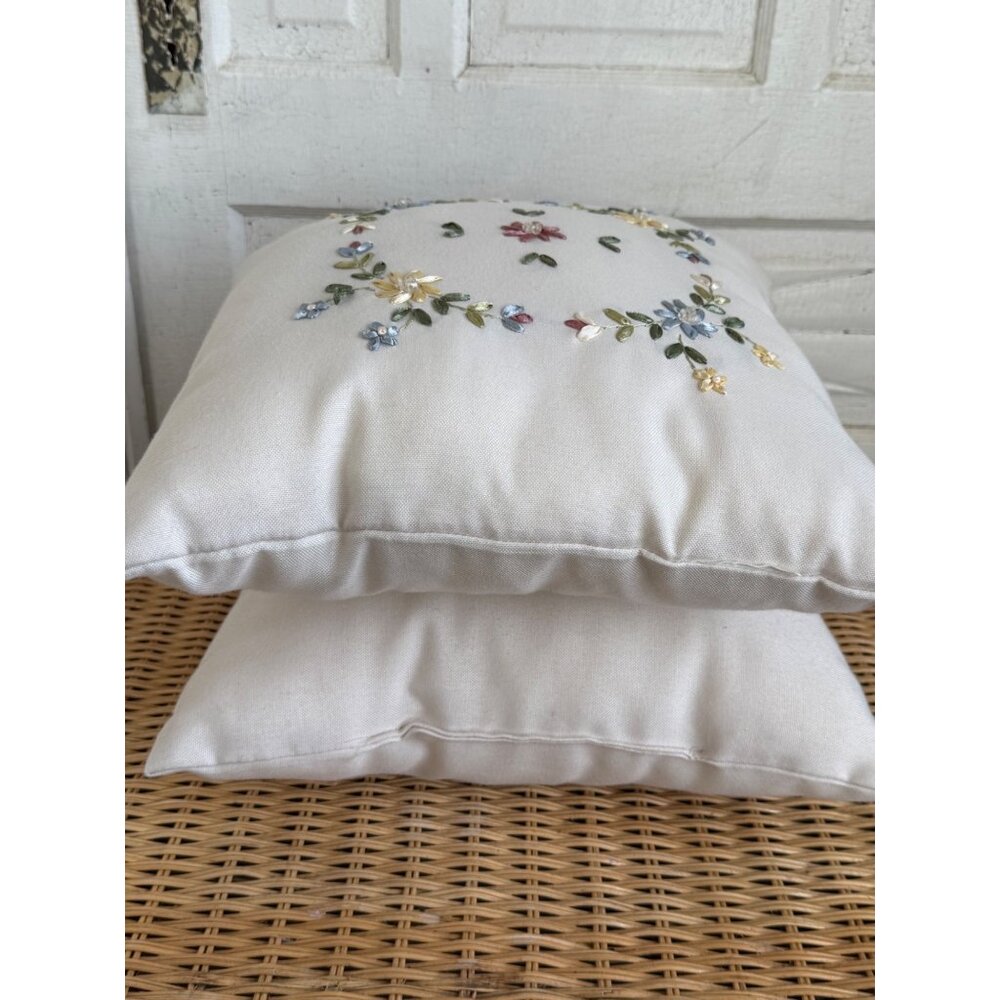 Vintage 80's Pair Linen Floral Ribbon Embroidery Accent Pillow 15x14" - Picture 11 of 11